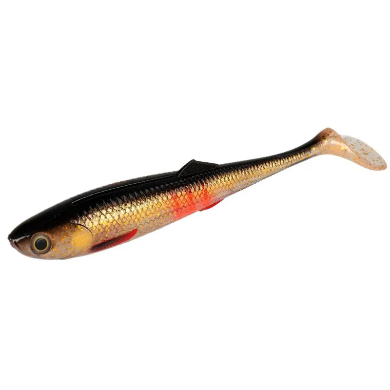 Amostra de vinil tipo shad Mikado Sicario 14cm na cor Bleeding Dace, simulando um peixe ferido com dorso escuro, flancos dourados brilhantes com efeito de sangue na zona ventral e cauda com tom avermelhado, ideal para a pesca de predadores.