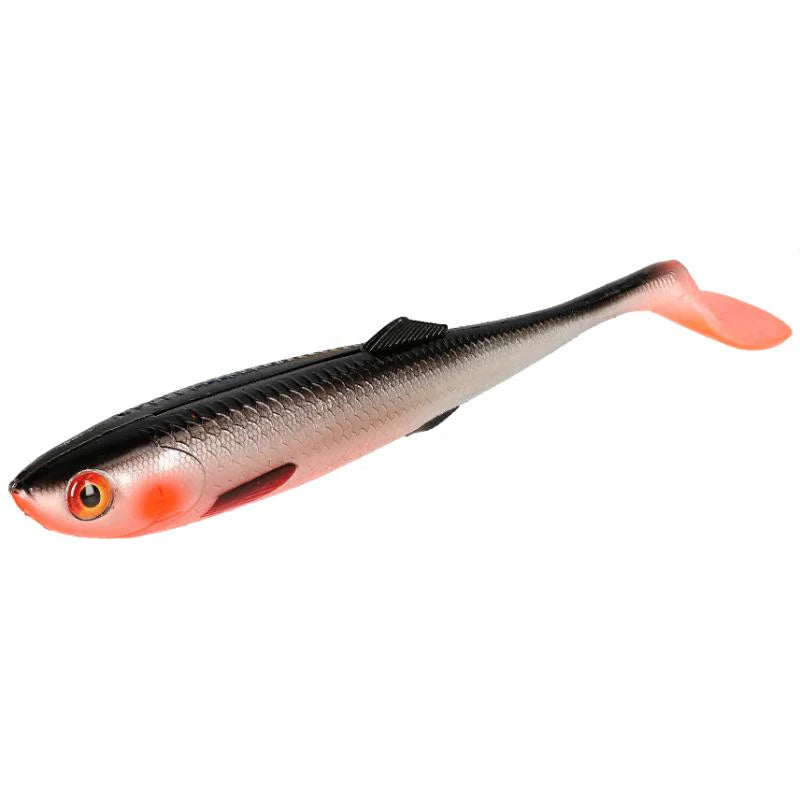 Amostra de vinil tipo shad Mikado Sicario 8,5cm na cor Roach, com um padrão realista de Ruivaco, dorso escuro e flancos prateados com reflexos naturais, ideal para a pesca de percas e lúcio-percas.
