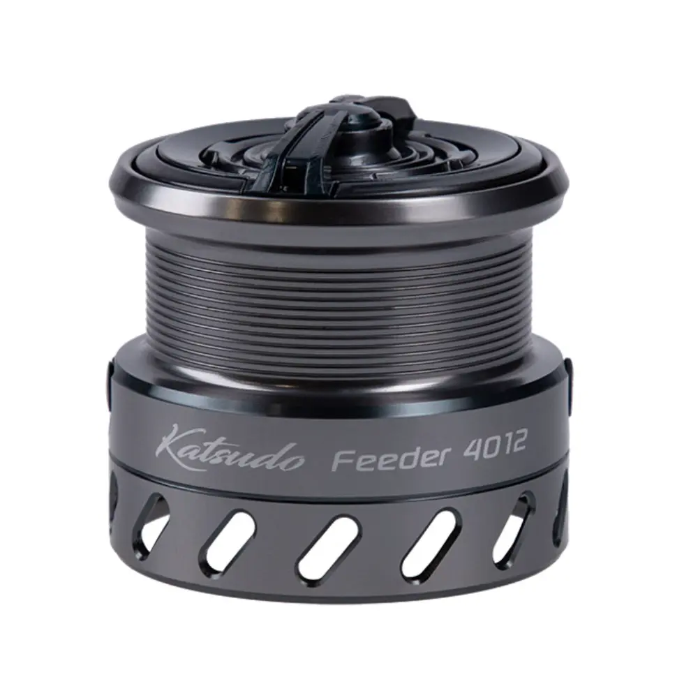 Pormenor da bobine rasa em alumínio com dois clips de linha do carreto Mikado Katsudo Feeder.