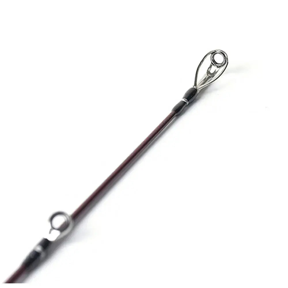 Pormenor da ponteira da cana Eging DTD Calamari Hunter, com passadores Fuji e blank em carbono vermelho, para pesca de lulas e chocos.
