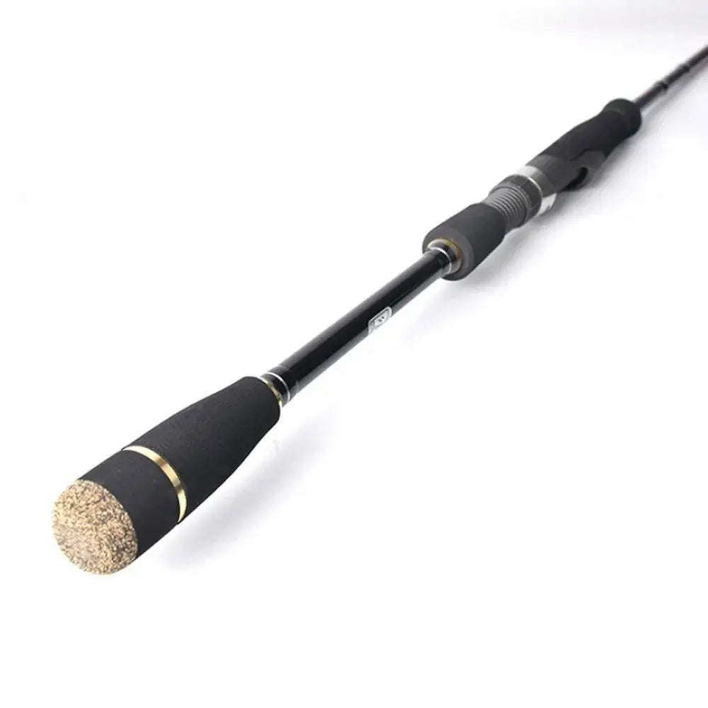 Pormenor do punho em EVA e porta-carretos VSS da cana Eging DTD Calamari Hunter, com acabamentos em preto e dourado.