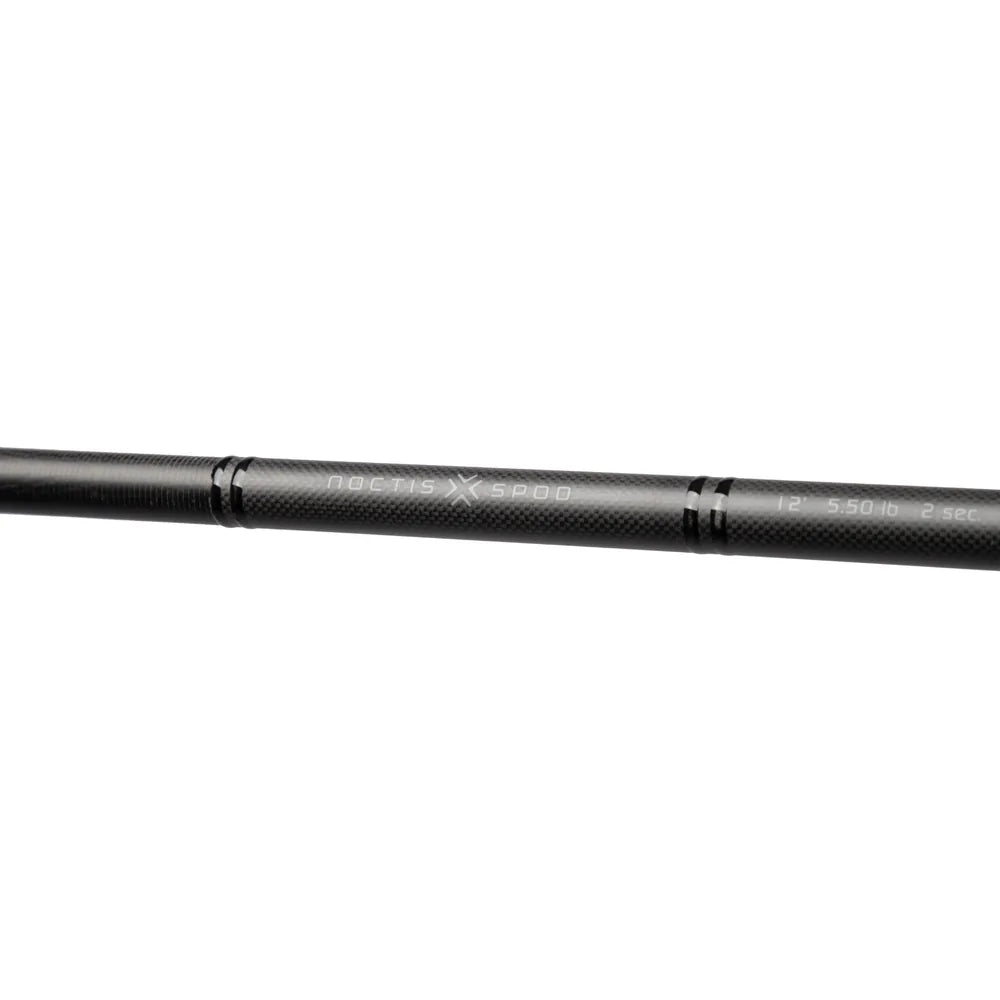 Detalhe do blank em carbono 33T da cana Mikado Noctis X Spod 3,90 m, com acabamento em trama de carbono 1K e identificação do modelo.