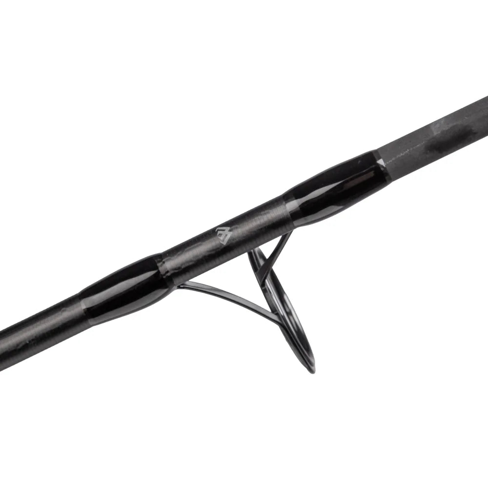 Detalhe de um passador Seaguide com anel SIC da cana Mikado Noctis X Spod 3,90 m, concebida para engodagem a longa distância na pesca de carpa.