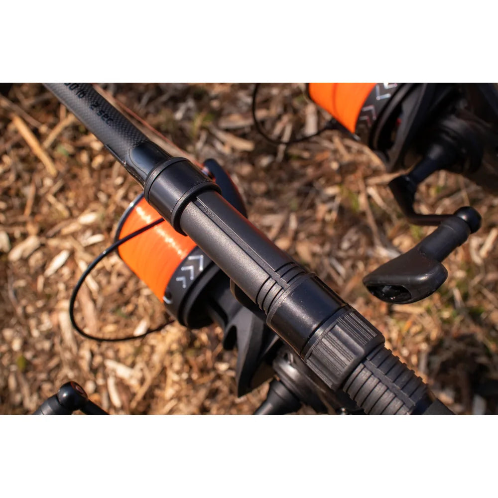 Pormenor do porta-carretos Seaguide X-DPS da cana Mikado Noctis X Spod, com carreto de pesca de carpa montado e bobina de linha laranja.