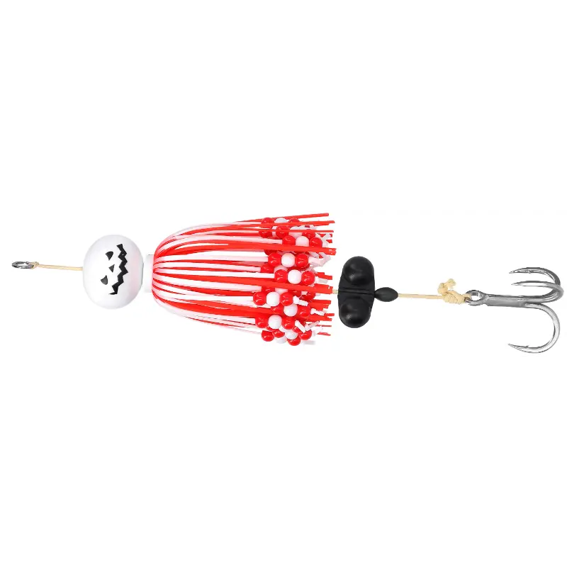Amostra CAT TERRITORY BOGEY 140G de 140g na cor Patriot, desenhada para pesca de siluro e grandes predadores. Inclui cabeça com design de abóbora branca e vermelha, saia de silicone com missangas, chocalho e anzol triplo reforçado, isolada sobre fundo branco.