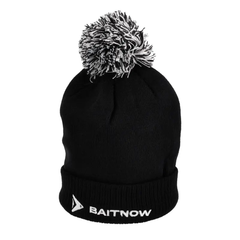 Gorro de inverno com pom-pom e logótipo bordado da marca Baitnow em malha acrílica quente.