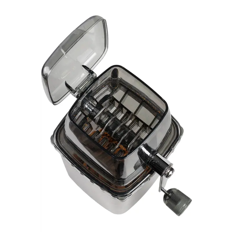 Detalhe das lâminas de aço resistentes no interior do boilie crusher para carpfishing