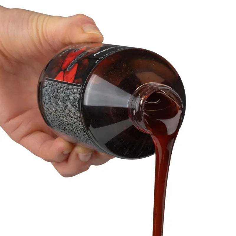 Frasco de 250ml de Liquid Method Feeder Bloodworm & Chilli da O'Fish a ser usado