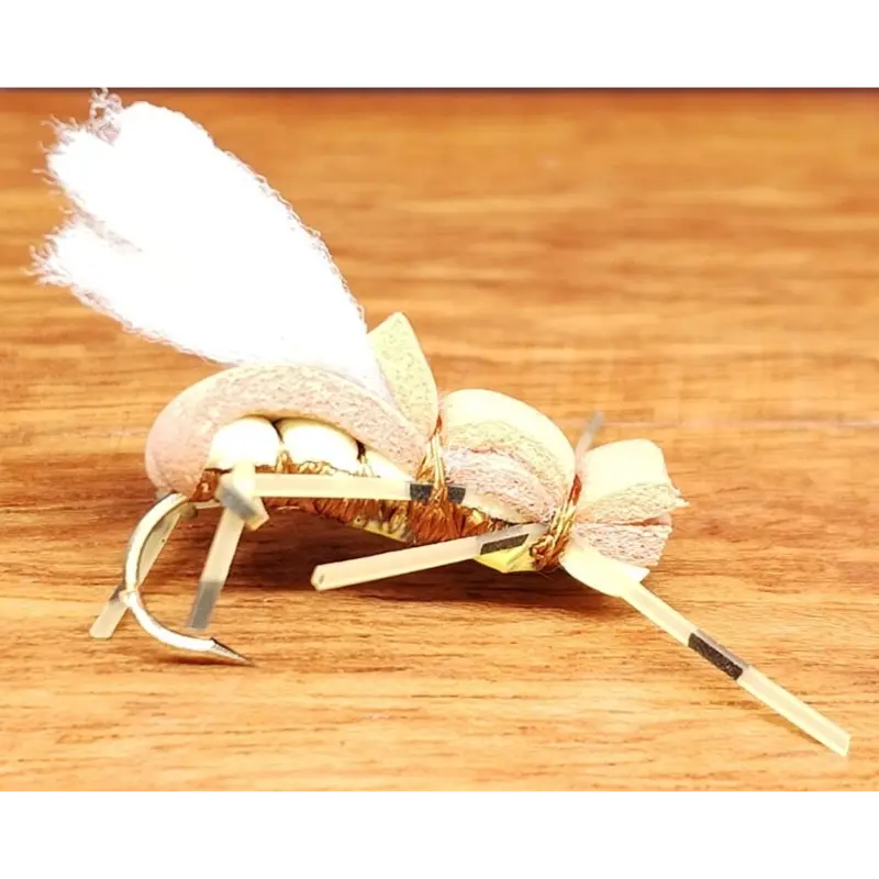 Mosca artificial Water Walker flutuante com corpo de espuma bege/canela e pernas listradas para pesca à pluma (anzol n.º 8)