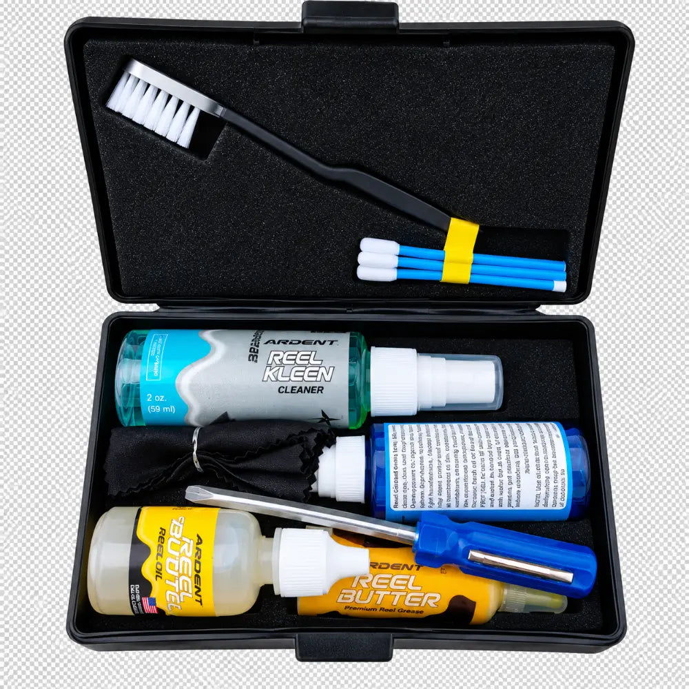 Kit de limpeza e manutenção de carretos Owner SW Reel Cleaning Kit 9640-995, com caixa aberta a mostrar produtos de limpeza, lubrificantes, escova, aplicadores e acessórios.