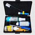Kit de limpeza e manutenção de carretos Owner SW Reel Cleaning Kit 9640-995, com caixa aberta a mostrar produtos de limpeza, lubrificantes, escova, aplicadores e acessórios.